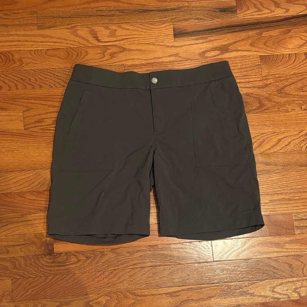 Athleta Trekkie 2.0 Mountain Olive shorts - Size 14